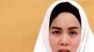 Gadis Bertudung Putih